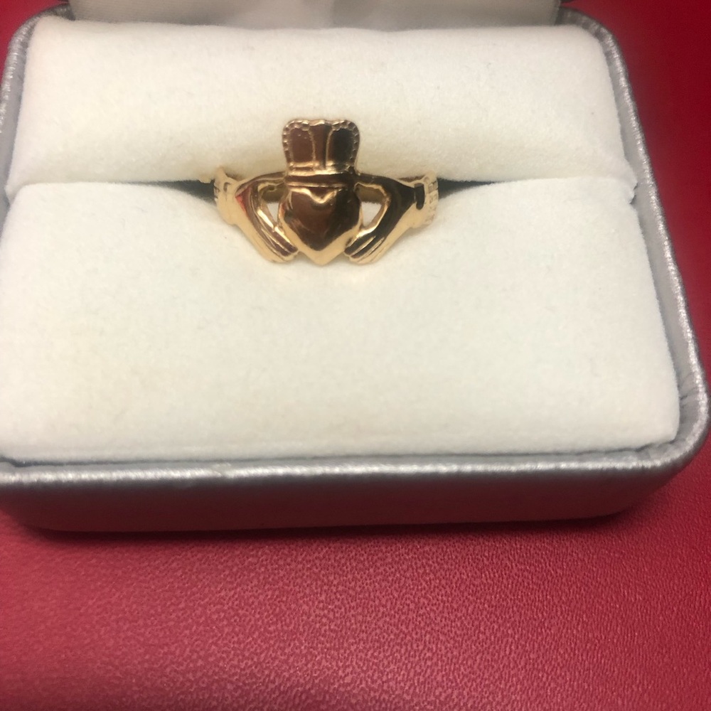 Irish Claddaugh ring handmade. Size 8 14 k gold.  Made in Ireland